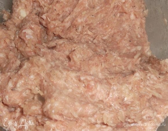 Добавить соль, перец и 0,5 стакана воды. Хорошо перемешать, добавить промытый рис.