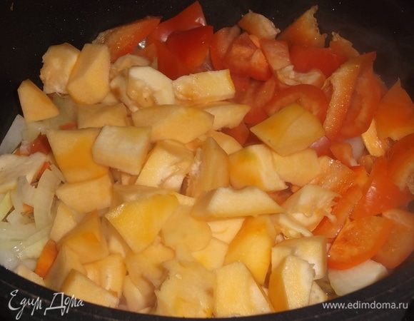Засыпать нарезанный болгарский перец и патиссоны. Накрыть крышкой, тушить 5 минут.