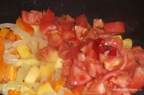 Добавить нарезанные помидоры и острый перец. Тушить под крышкой 5 минут.