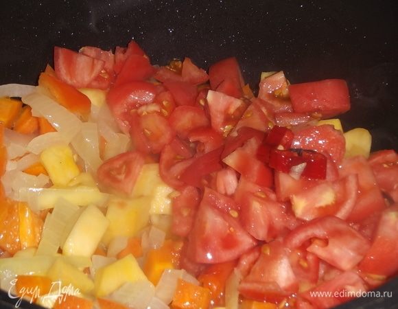 Добавить нарезанные помидоры и острый перец. Тушить под крышкой 5 минут.