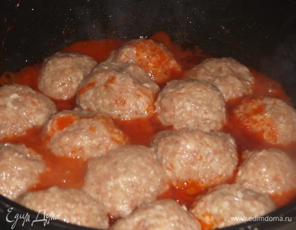 За это время сформировать тефтельки. Выложить на овощную подушку, долить 3 стакана воды.