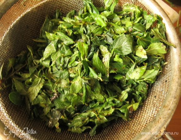 Обрываем листики мяты. Промываем, даем стечь воде.