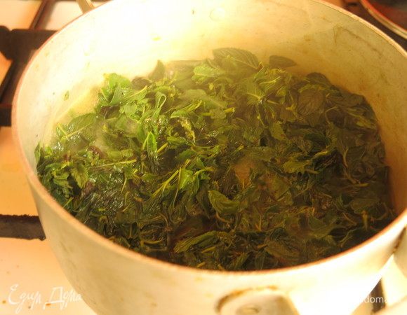 Заливаем мяту 450 мл воды. После закипания варим 10 минут. Если залить меньшим количеством воды, то варить в конце приготовления можно меньше по времени.