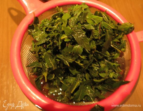 Даем массе остыть, отжимаем листья.