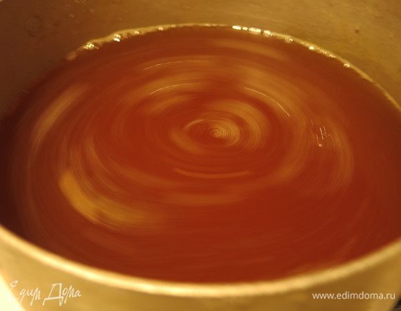 Растворяем сахар, выжимаем один лимон в сироп, варим 1,5 часа. Разливаем по стерилизованным банкам. Приятного аппетита!