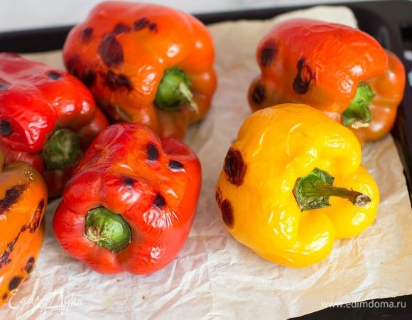 Запекать перцы при температуре 260°C, периодически переворачивая. Как только на нижней части перцев появятся темные пятна, нужно перевернуть их на другой бок (удобно переворачивать щипцами, удерживая перчик за плодоножку).