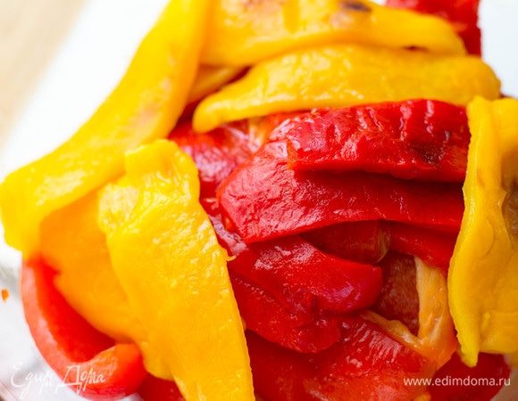 Когда перцы поджарятся со всех сторон, достать их из духовки и накрыть фольгой на 15 минут, это позволит легко снять с них кожуру. После того, как перцы остынут, аккуратно очистить их от кожуры, от семян и перепонок. Затем нарезать перцы на полоски шириной 2–3 см.