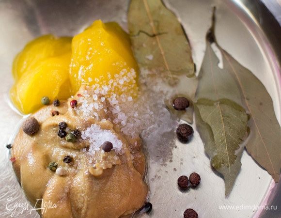 Готовим маринад. В глубокую кастрюлю поместить оливковое масло, мед, горчицу, соль, перец, лавровый лист. Нагреть на медленном огне до объединения ингредиентов.