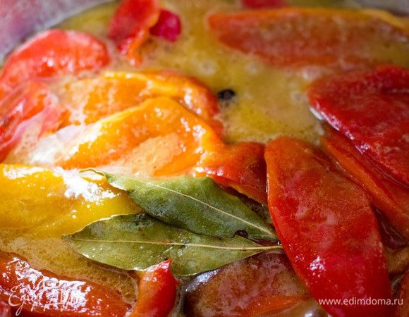 Поместить перец в кастрюлю с маринадом, довести до кипения и тушить на небольшом огне под крышкой 15–20 минут.