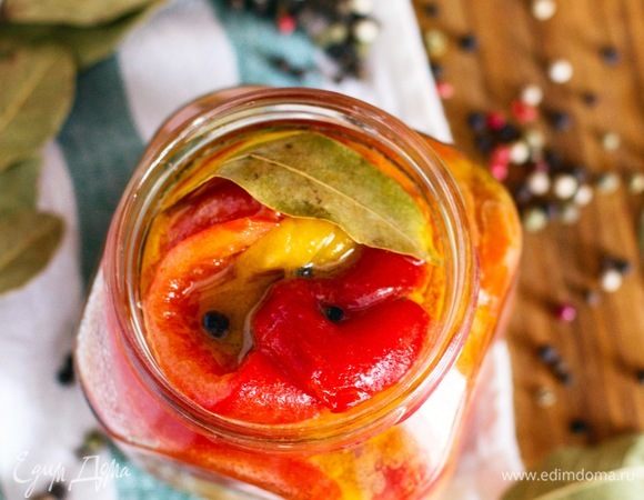 Банки и крышки предварительно стерилизовать, остудить. Уложить перец в банки и заполнить пустоты оставшимся маринадом. Закрыть крышками, укутать банки полотенцем и оставить до остывания.