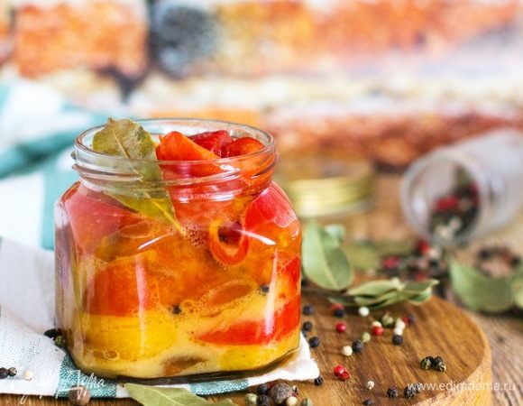 Из этого количества ингредиентов получается 600 г маринованного перца. На 2 кг перца для маринада следует увеличить лишь количество оливкового масла. Приятного аппетита!