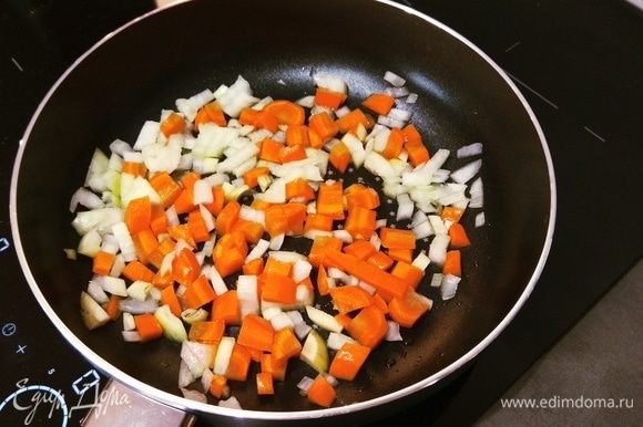 Мелко режем 1 луковицу и 1 морковь, выкладываем на разогретую сковороду и жарим до мягкости.