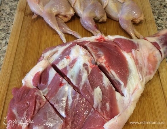 Говядину и баранину я уже давно покупаю в турецкой лавке. Мясо у турков всегда отличного качества. В этот раз я купила мясо ягненка (плечо) и попросила мясника его слегка порубить.