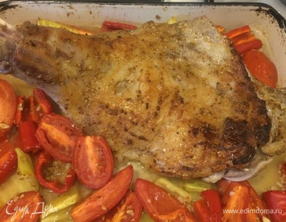 Отправить мясо в духовку на 20–30 минут. Затем достать, накрыть фольгой, уменьшить температуру до 160–170°C и запекать мясо до готовности.