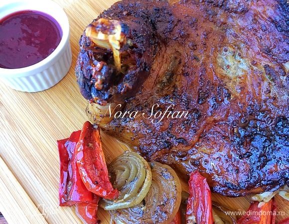 Готовое мясо достать из духовки, накрыть фольгой и дать отдохнуть 10–15 мин.