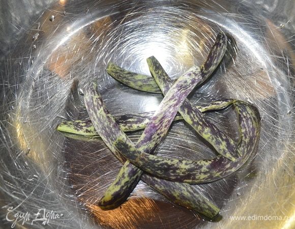 Отрезаем кончики у фасоли и хорошо промываем их.