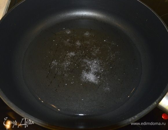 В сковороду наливаем воду, солим, ставим на средний огонь и ждем, пока закипит.