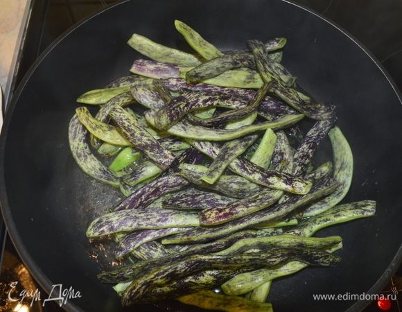 В кипящую соленую воду добавляем фасоль и закрываем крышкой.