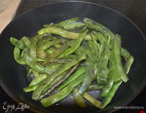 Варить 7 минут на среднем огне, перемешивать аккуратно. Как приготовится, снять с огня.