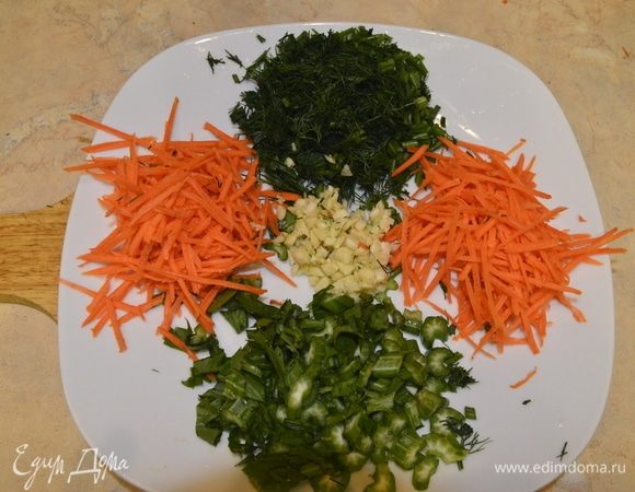 Пока фасоль готовится, нашинковать морковь, нарезать сельдерей, чеснок, и укроп.