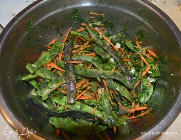 В отдельной миске соединить нарезанные продукты и горячую фасоль. После добавляем масло с уксусом и соль по вкусу. Все хорошо перемешать, прикрыть крышкой. Закуска должна 1 час мариноваться в комнате.