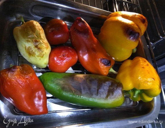 Для супа будет достаточно 5 крупных перцев. У меня они все разные, поэтому брала большее количество. Выкладываем перцы на решетку, ставим на верхний уровень духовки, разогретой до 220°C, на функцию гриль. Когда перцы начнут пузыриться и приобретать темный оттенок, переворачиваем их аккуратно на другую строну и запекаем с другой стороны. После этого складываем перцы в пакет и отправляем его в кастрюлю, которую накрываем крышкой. Оставляем минут на 20.