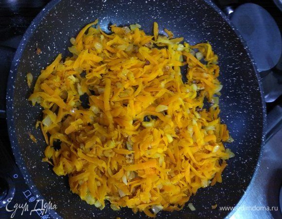 Добавляем морковь и обжариваем до мягкости.