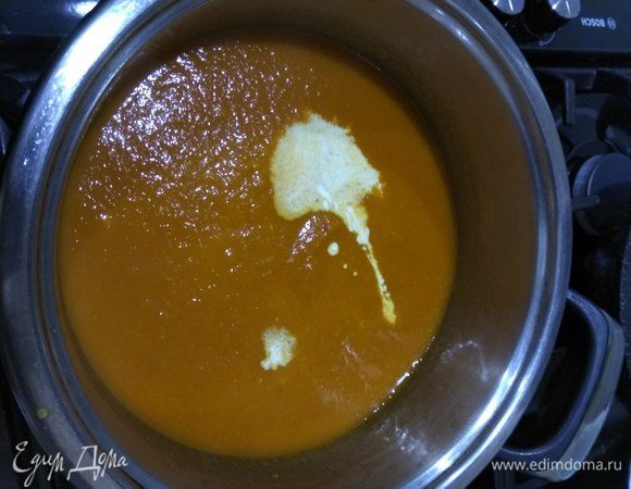 Затем очищаем перцы от кожуры и приступаем к варке супа. В бульон кладем пассерованные овощи и перец. Доводим до кипения, уменьшаем огонь и варим в течение 10 минут. Затем снимаем с огня, измельчаем все блендером, вливаем сливки и снова взбиваем.