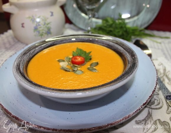 Возвращаем суп на огонь, прогреваем пару минут, не доводя до кипения. Готово! Разливаем по тарелкам, добавляем то, что по душе: сухарики, семечки, зелень, бекон и т. д. Я рекомендую добавить немного специй для остроты. Приятного аппетита!