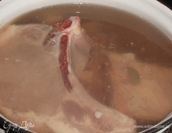 Уложить в трехлитровую кастрюлю. Залить водой. Варить в течение 2 часов.