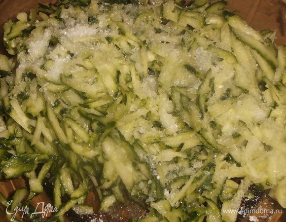 Огурцы натереть на крупной терке, засыпать 1 ч. л. соли, перемешать и оставить на время варки мяса.