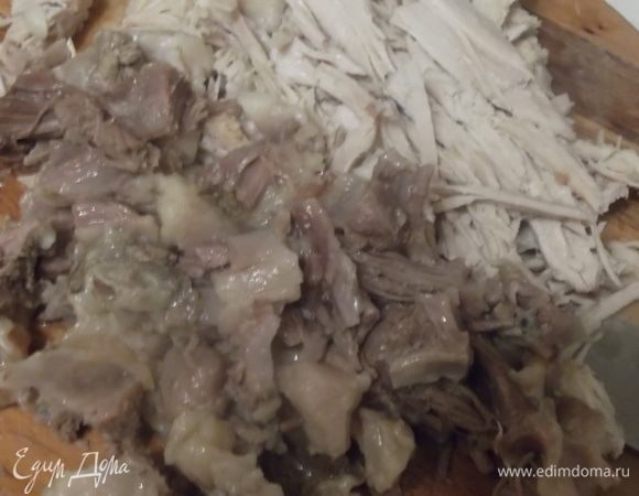 По готовности мясо отделить от костей, нарезать.