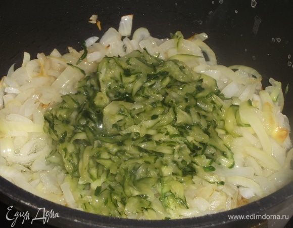 Лук нарезать, обжарить на растительном масле. Огурцы добавить к луку, обжарить. Рассол влить в бульон.