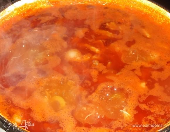 В кастрюлю отправить зажарку, оливки. Добавить кусочек острого перца и 1 ч. л. уксуса. Варить на медленном огне 30 минут. Если требуется, то немного посолить. Подавать с кусочком лимона и зеленью. По желанию заправить сметаной.