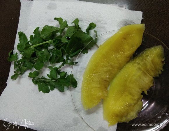 Руколу промываем и обсушиваем на салфетке. От арбуза отрезаем два продольных куска толщиной приблизительно 1 см. Удаляем кожуру.