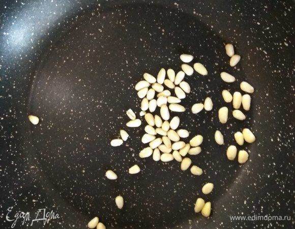 На сухой сковороде подрумяниваем орешки. Перекладываем в тарелку.