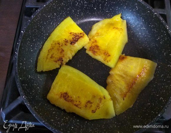 Затем на этой же сковороде обжариваем арбуз с обеих сторон до карамельного запаха и поджаристой корочки.