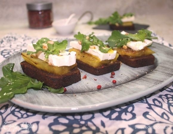 Осталась собрать брускетты: на хлебные ломтики выкладываем нарезанный нужными нам формой и размером поджаренный арбуз, затем сыр, сверху кладем руколу, поливаем заправкой, посыпаем свежемолотым перцем и кедровыми орешками! И пусть всем будет вкусно! Приятного!