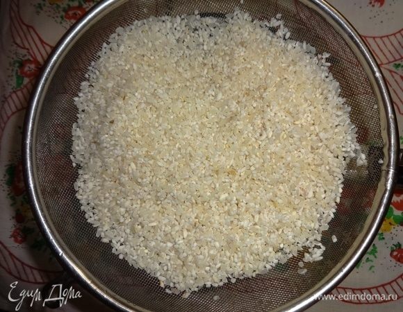Рис тщательно промыть под проточной водой, пока вода не станет прозрачной.