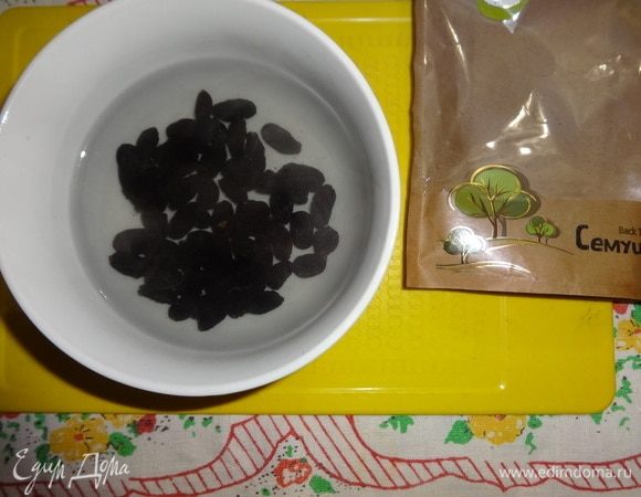 Изюм промыть в горячей воде. Откинуть на сито.