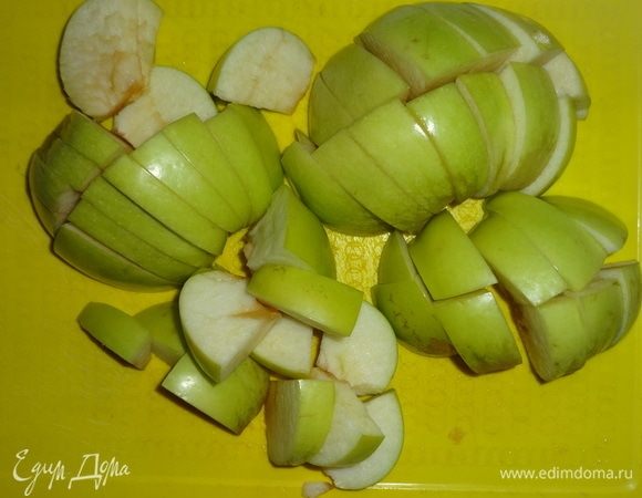 Яблоки вымыть, вытереть полотенцем. Разрезать яблоки пополам, удалить семенную коробочку. Нарезать яблоки крупными дольками и сбрызнуть лимонным соком.