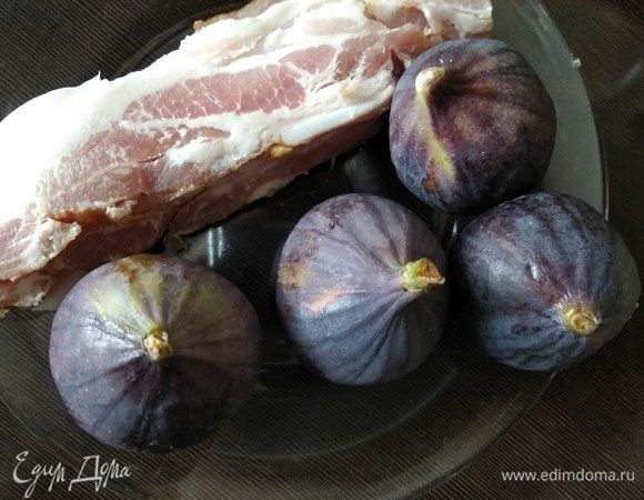 Духовку разогреваем до 180°C. Инжир моем и обсушиваем.