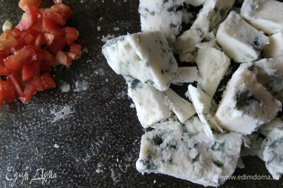 Сыр нарезаем (подойдет любой с голубой плесенью). Измельчаем свежий острый перец (нам понадобится 1 ч. л.).