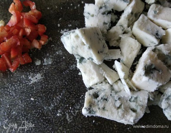 Сыр нарезаем (подойдет любой с голубой плесенью). Измельчаем свежий острый перец (нам понадобится 1 ч. л.).