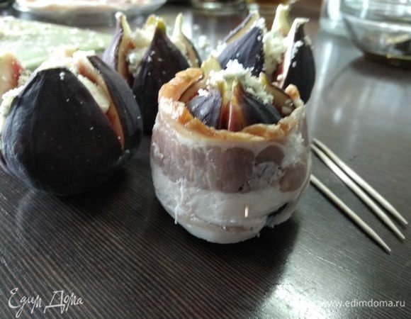 Заворачиваем инжир в полоску бекона, фиксируя ее зубочисткой для надежности.