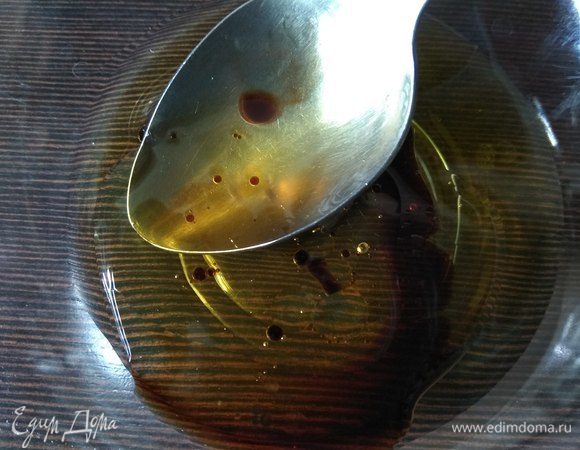 Для соуса смешиваем масло, мед и уксус.