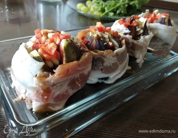 Выкладываем инжир в огнеупорную форму, поливаем соусом, слегка посыпаем черным молотым перцем, затем нарезанным перцем чили и кедровыми орехами. Отправляем форму в духовку минут на 20. В режиме конвекции время можно уменьшить.