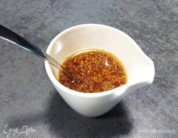 Готовим заправку для салата. Соединяем мед и французскую горчицу. Добавляем 1 столовую ложку вустерширского соуса, 1 чайную ложку винного уксуса, 2 столовых ложки воды. Тщательно перемешиваем до однородной консистенции.