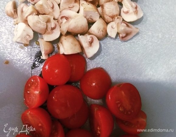 Помидоры и шампиньоны тщательно вымыть в проточной воде и нарезать.