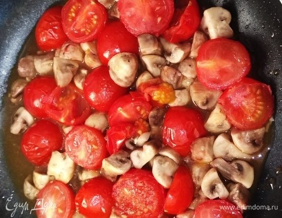 Овощи выложить в сковороду, посолить, добавить 0,5 чайной ложки сахара. Жарить, пока овощи не станут мягкими.